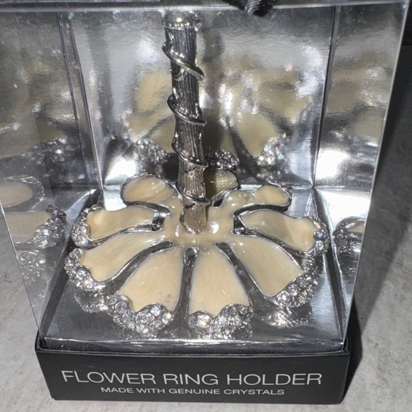 NIB- Ring Holder! Silver and Cream Flower Ring Holder - Picture 2 of 6